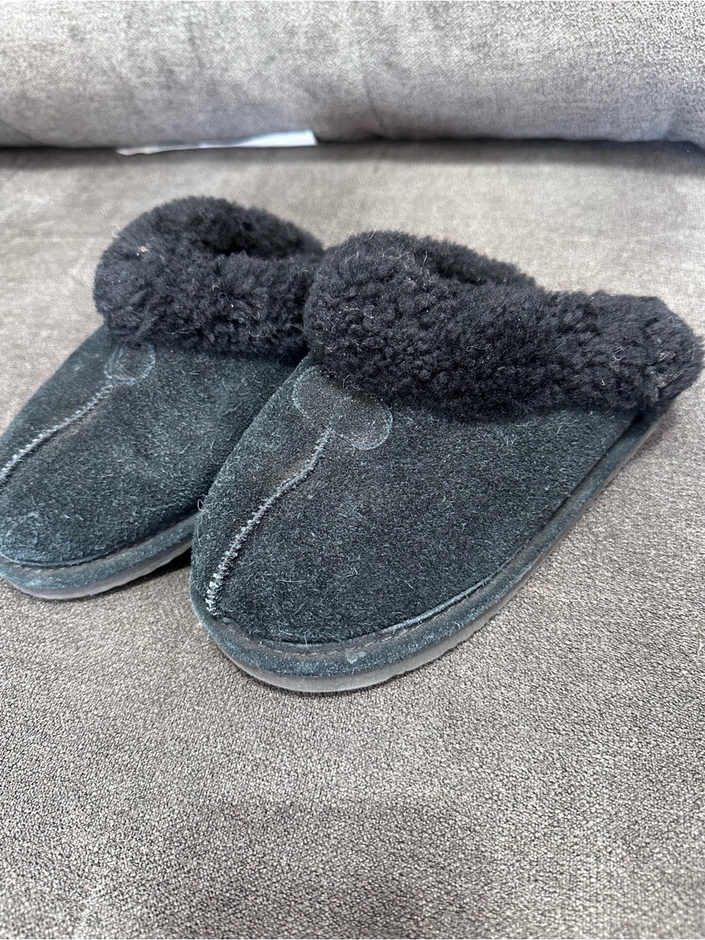 Bearpaw Shearling Slippers – Black Suede/Sheepskin – Kids 4, Like New
